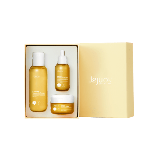 Caja de regalo abierta mostrando el set de 3 productos de la línea de cúrcuma de JEJUON: tónico, sérum y crema.
